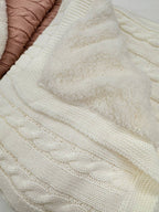 Păturică Tricotată cu Blăniță – Dimensiune 90x80 cm