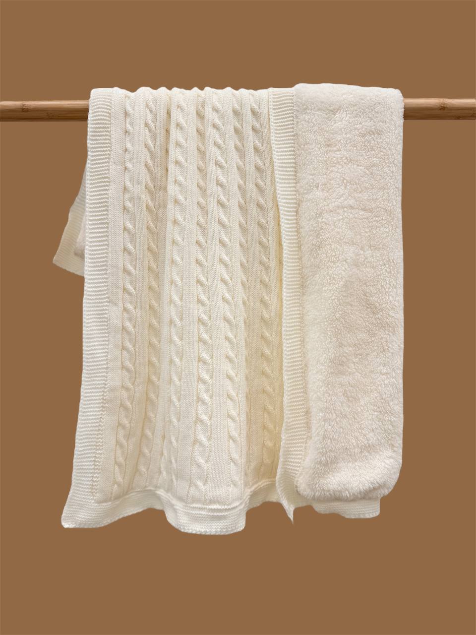 Păturică Tricotată cu Blăniță – Dimensiune 90x80 cm