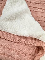 Păturică Tricotată cu Blăniță – Dimensiune 90x80 cm