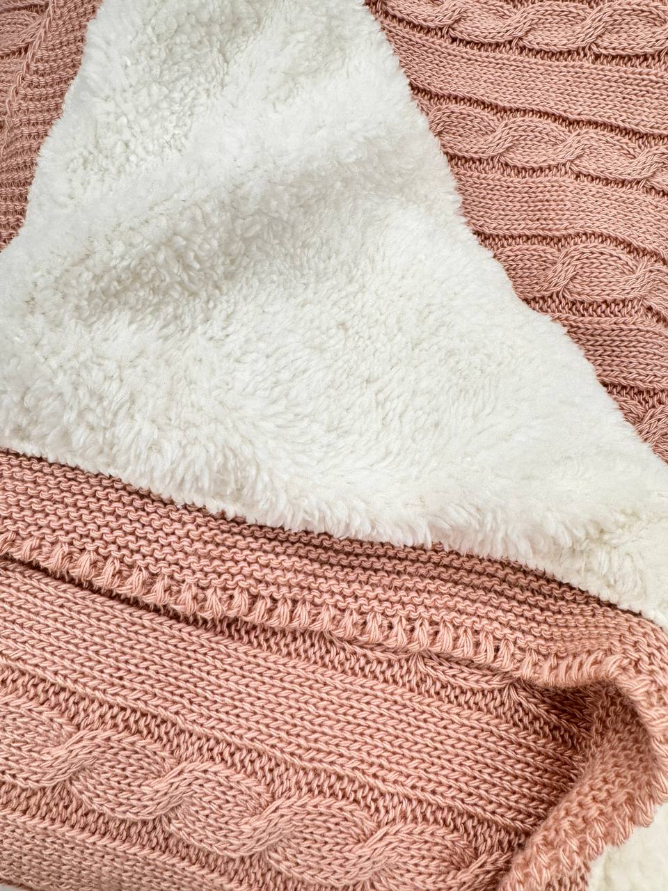 Păturică Tricotată cu Blăniță – Dimensiune 90x80 cm