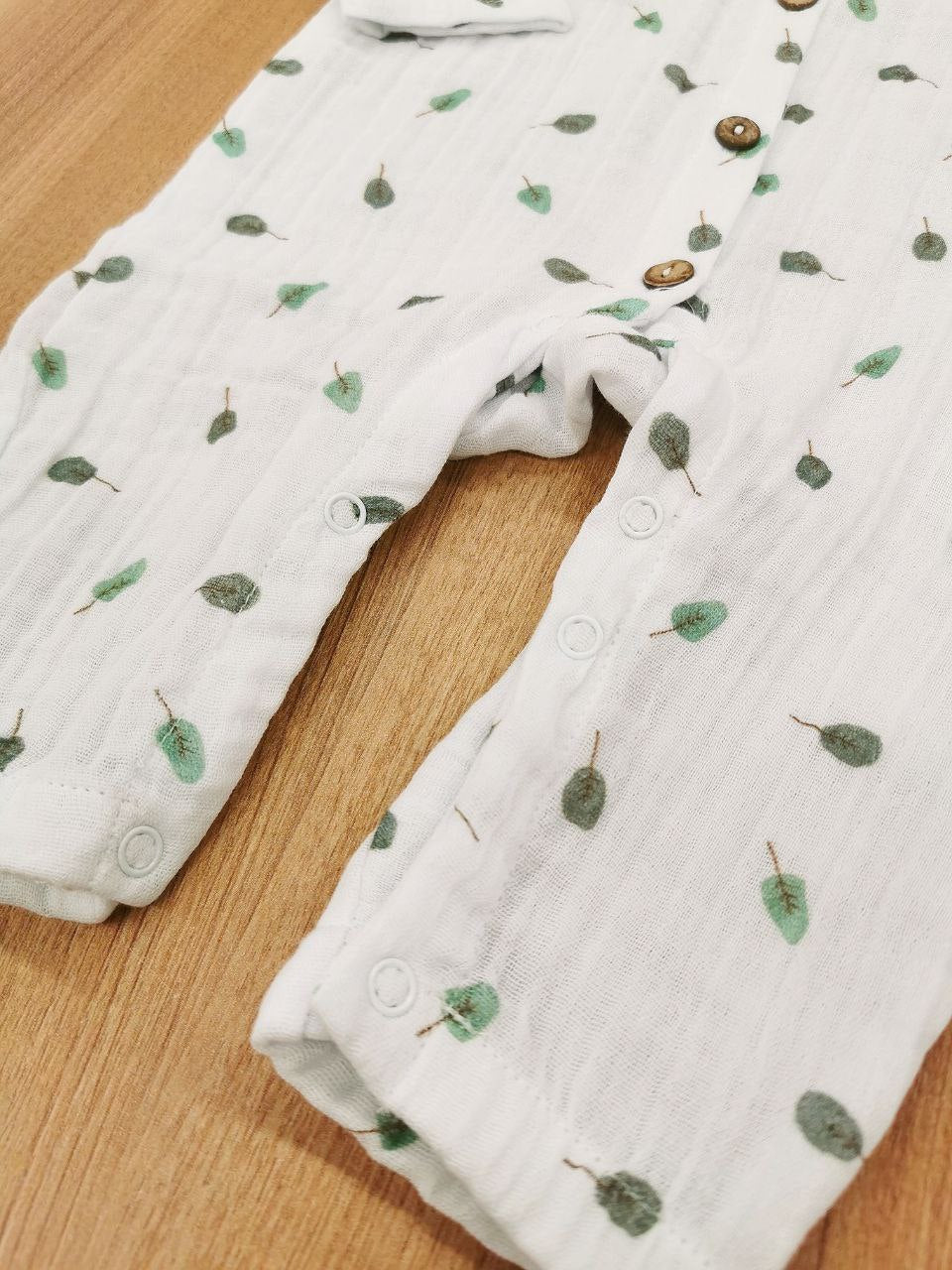 Salopeta din muselină cu frunzulițe pentru bebeluși