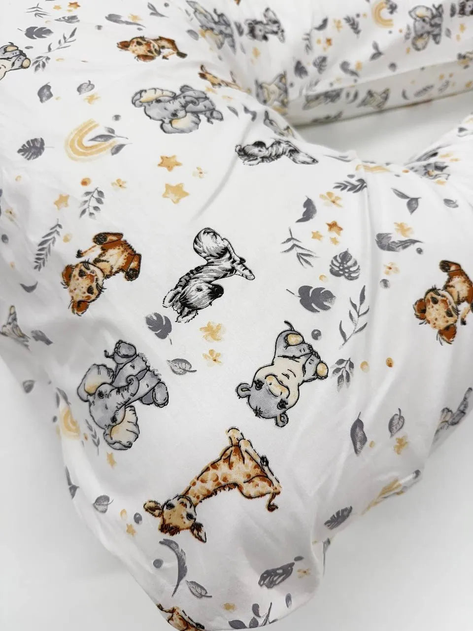 Perna Pentru Gravide U-Shape – Animăluțe Safari Pe Alb, 130 cm