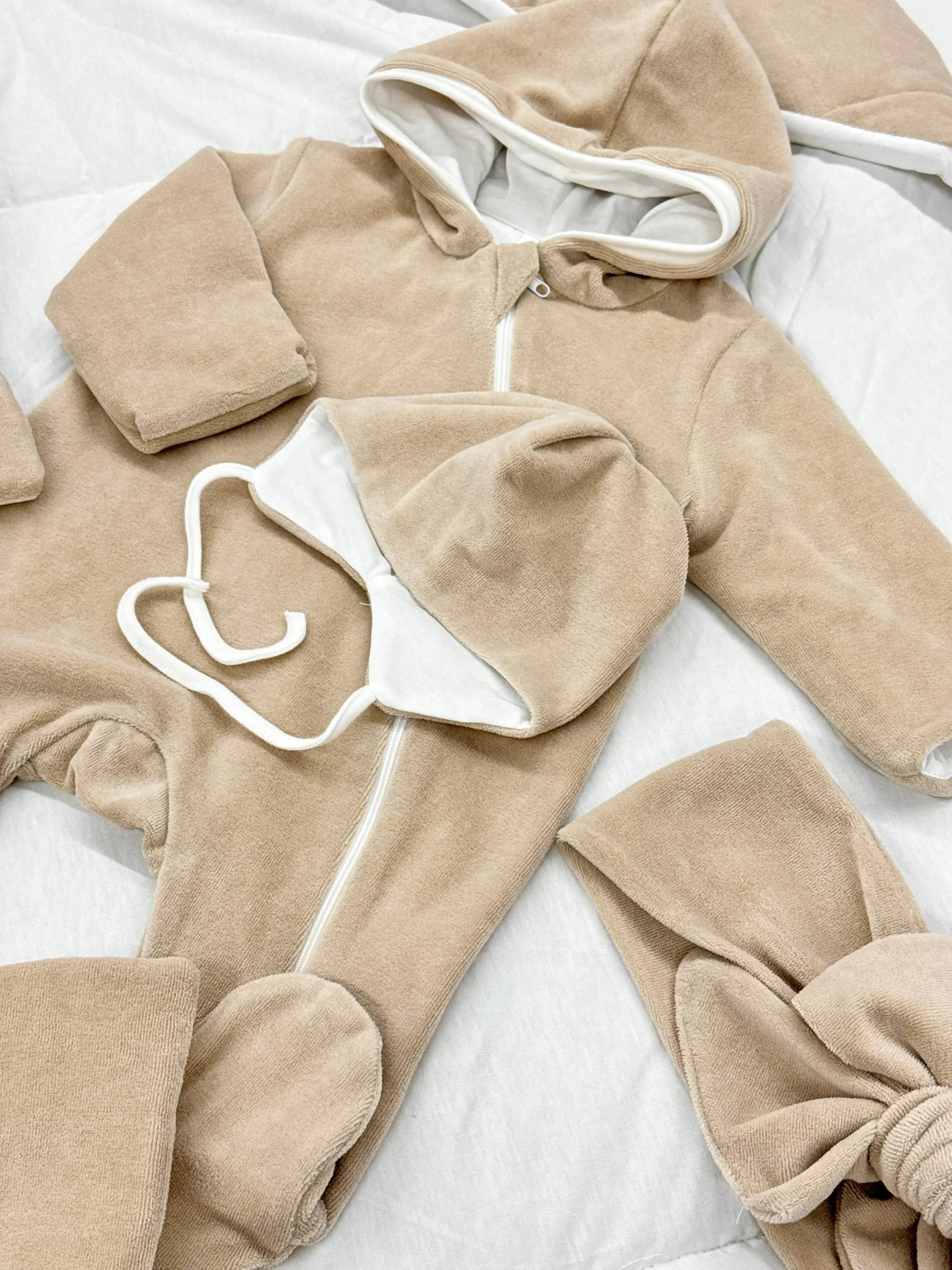 Set Bebeluși Salopetă, Căciulă și Plic Plapumă