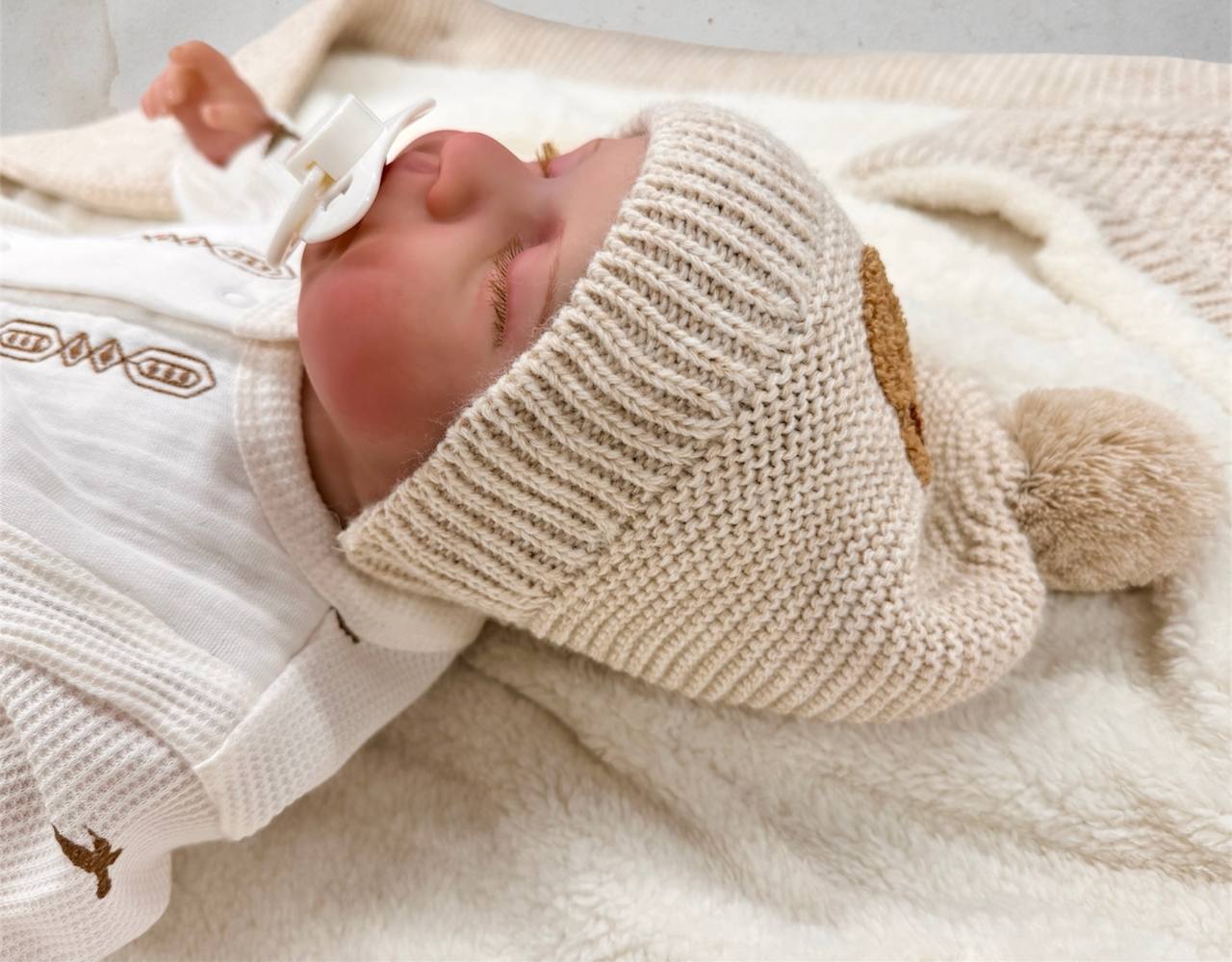 Căciuliță pentru nou-născuți cu iepuraș