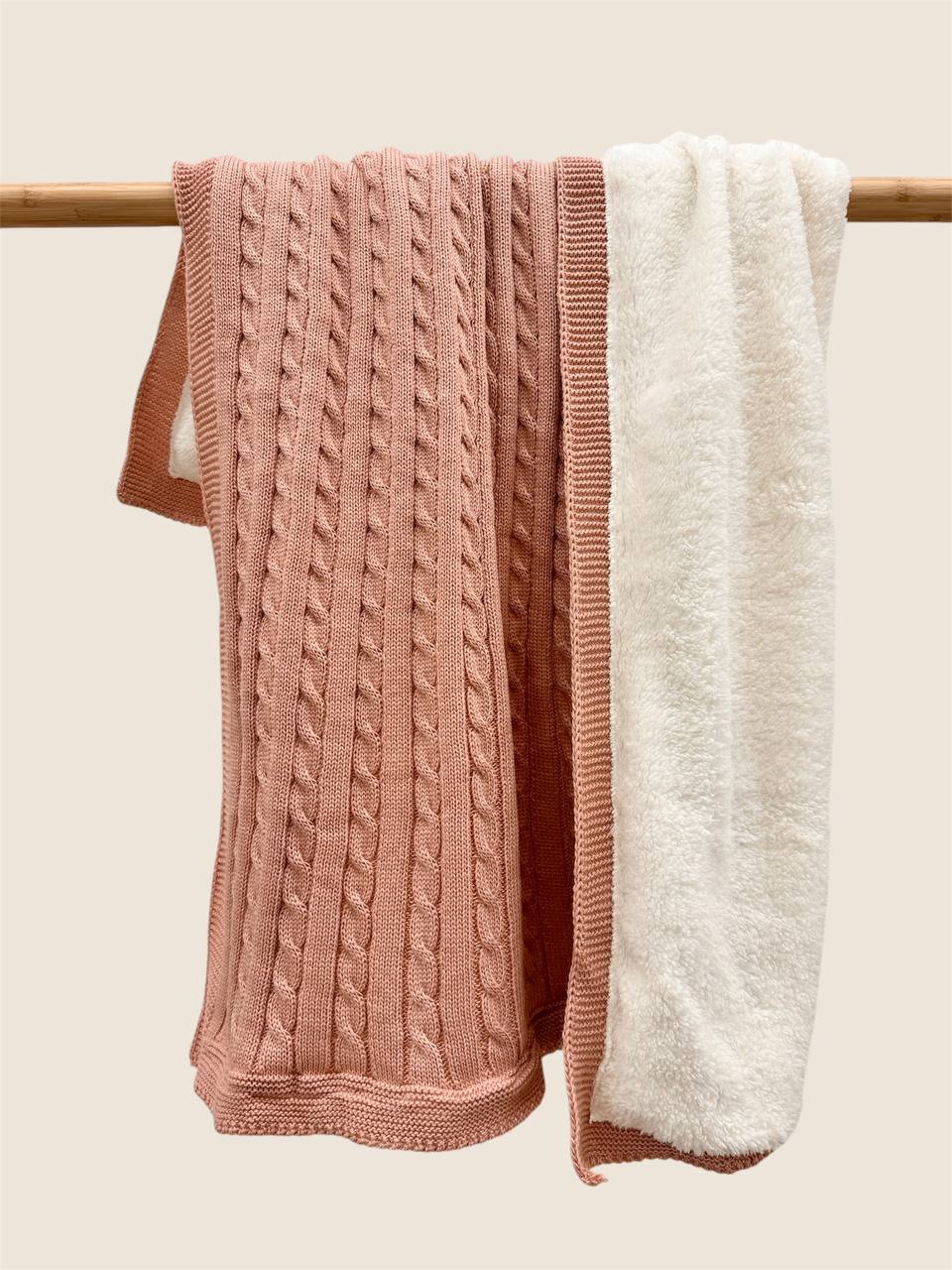 Păturică Tricotată cu Blăniță – Dimensiune 90x80 cm